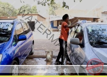 Awa Traoré : La Reine du Lavage Redéfinit les Normes de Genre !